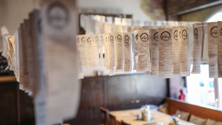 In Karlsruhe hängt das "Gasthaus Gutenberg" aus Protest gegen die Regelung Kassenbons im Gastraum auf.