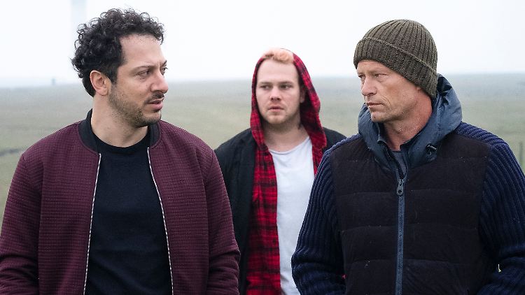 Tschiller (Til Schweiger, r.) soll auf der Insel Neuwerk auf den Kronzeugen Tom (Ben Münchow, Mitte) aufpassen.