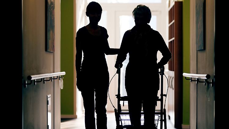 Arbeiten als Fachkräfte, Spezialisten und Experten: ausländische Staatsbürger in der deutschen Altenpflege