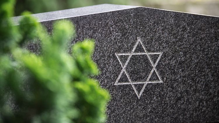 Zwei Vermummte sollen Grabsteine auf einem jüdischen Friedhof geschändet haben. (Symbolbild)