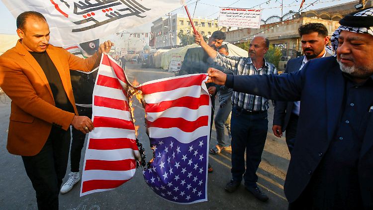 In Basra und Nadschaf, im Süden des Landes, werden US-Fahnen angezündet und US-feindliche Parolen skandiert.