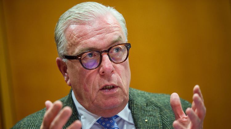 Ärztepräsident Reinhardt wünscht sich weniger Krankenhäuser und mehr Personal.
