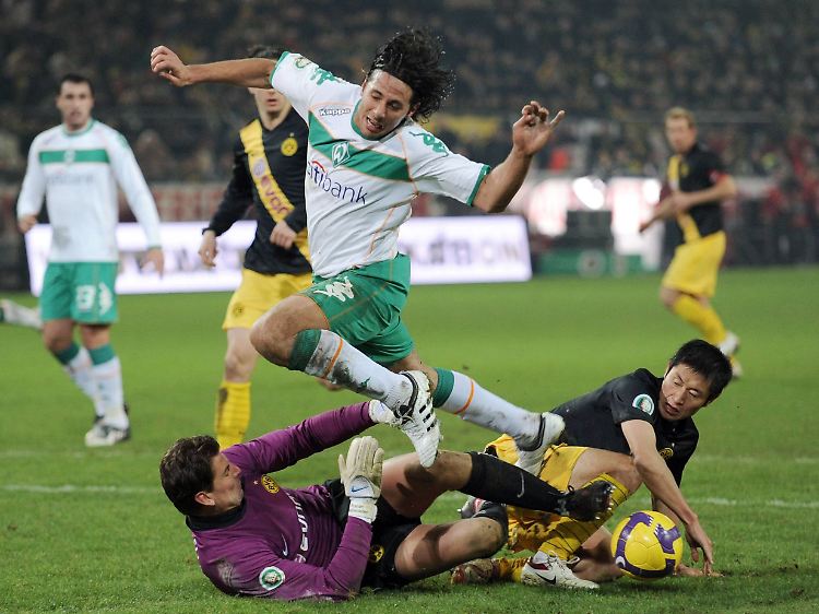 28. Januar 2009: Claudio Pizarro im DFB-Pokal gegen Borussia Dortmund.