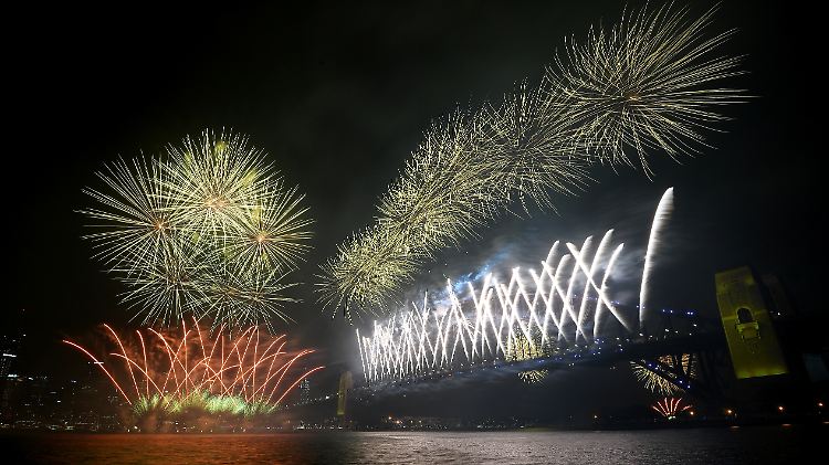 Feuerwerk an Sydneys Harbour Bridge.