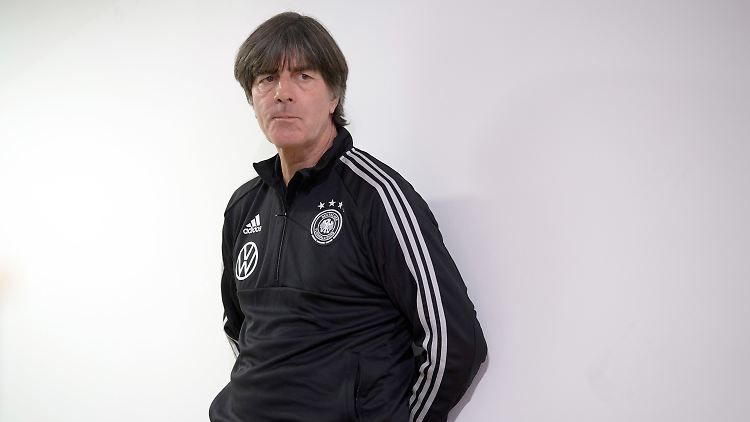 "Als Trainer verfolge, beachte und durchdenke ich auch die Entwicklungsschritte einer Mannschaft", sagt Joachim Löw.