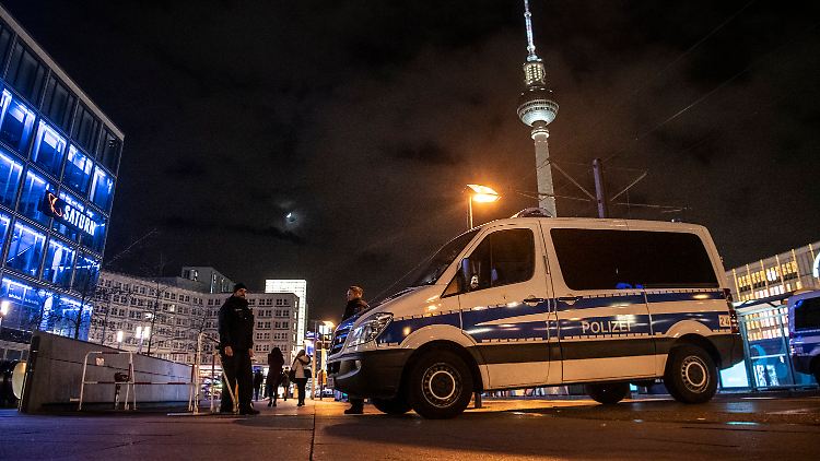 Am Berliner Alexanderplatz war das Böllern diesmal größtenteils verboten - genug war auch so los.