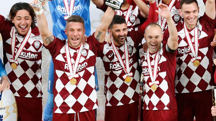 Hurra, Pokalsieger: Lukas Podolski und seine Kollegen von Vissel Kobe.