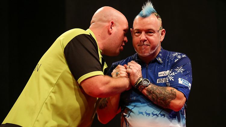 Klappt es dieses Mal? Peter Wright, rechts, und Michael van Gerwen.