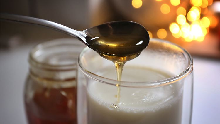 Heiße Milch mit Honig gehört zu den Klassikern der Anti-Erkältungs-Hausmittel.