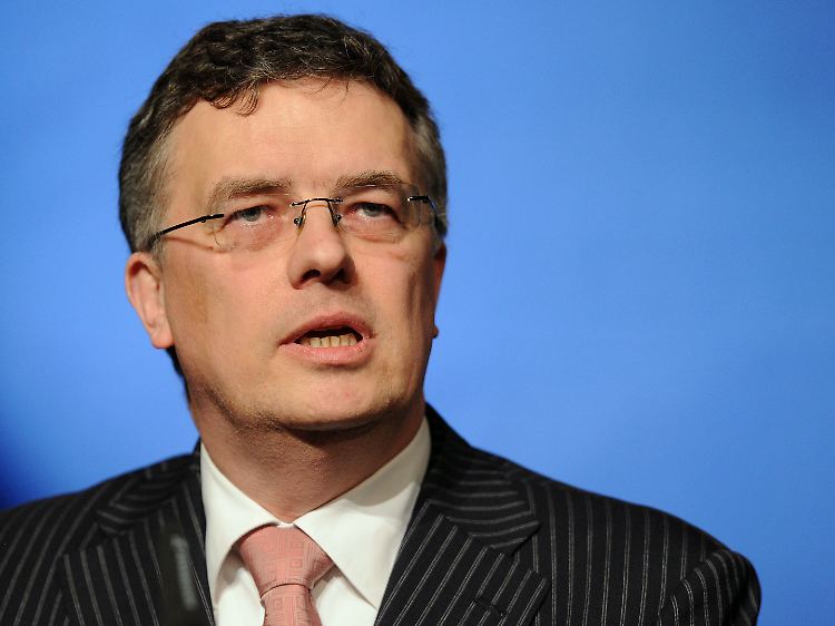 Der Menschenrechtsbeauftragte der Bundesregierung, Markus Löning, übergab die Rainer-Hildebrandt-Medaille bei einer Zeremonie an Chodorkowskis Mutter Marina.
