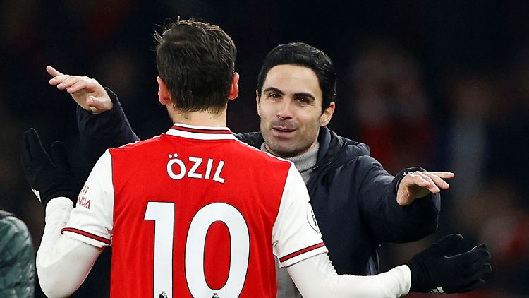 Der neue Trainer und sein Regisseur: Mikel Arteta herzt Mesut Özil.