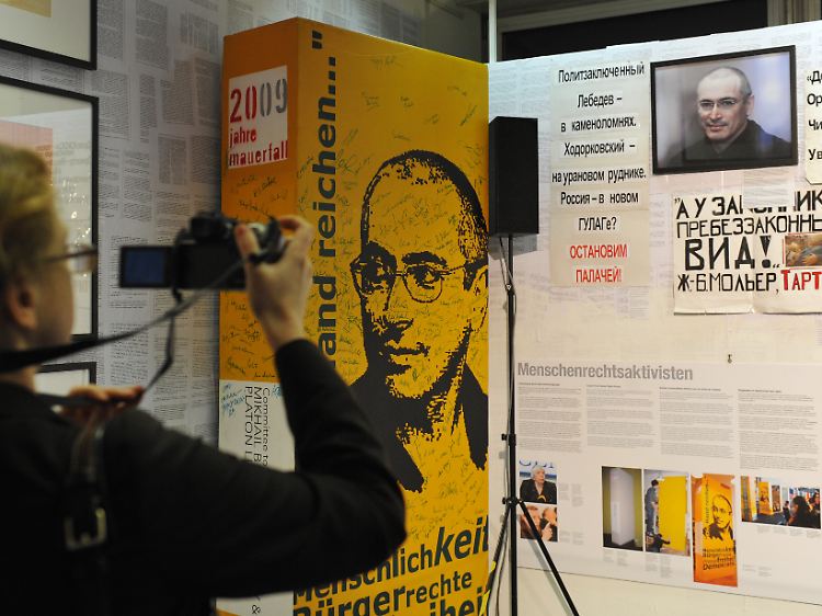 Das Mauermuseum am Checkpoint Charlie präsentiert seit Oktober eine Dauerausstellung mit Werken russischer Künstler, die den Prozess gegen Chodorkowski begleiten.