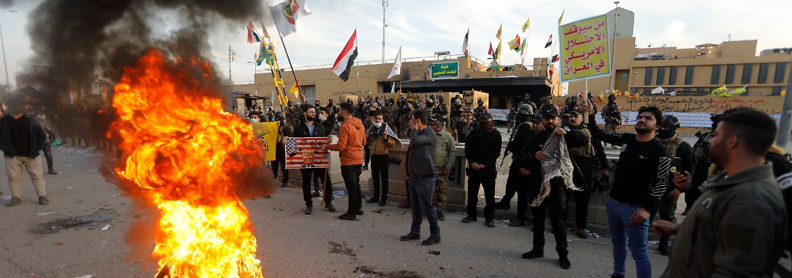 Zahlreiche Demonstranten versammelten sich vor der US-Botschaft in Bagdad, schließlich drangen einige in das Gelände ein.