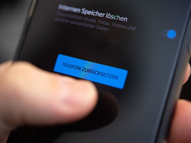 Viele Smartphones bieten in den Rücksetzoptionen gleich die Speicherlöschung mit an.