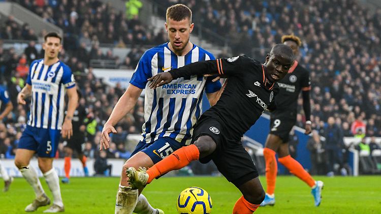 Chelseas französischer Weltmeister Ngolo Kante, rechts, und Adam Webster vom Brighton & Hove Albion.