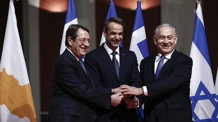 Die Regierungschefs von Zypern (l.), Griechenland (m.) und Israel (r.) hoffen auf Stabilität und Wohlstand in der Region.