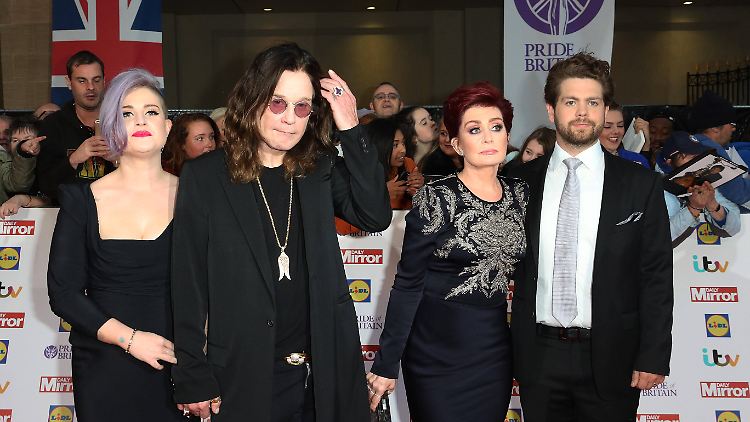 Kelly Osbourne (l.) bestreitet vehement Gerüchte, wonach ihr Vater Ozzy (r., hier 2015) im Sterben liegen soll.