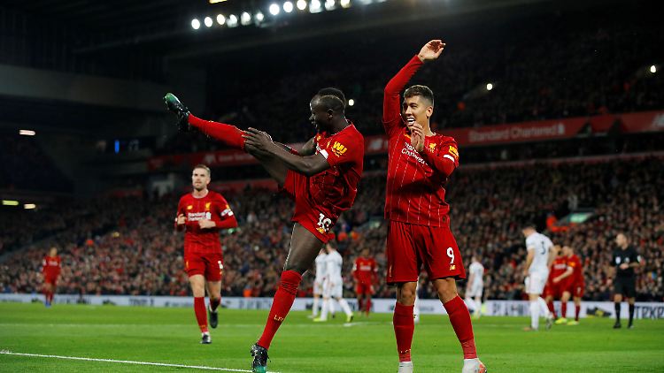 Sadio Mane tritt vor Freude noch einmal nach - der Senegalese erzielte das 2:0.