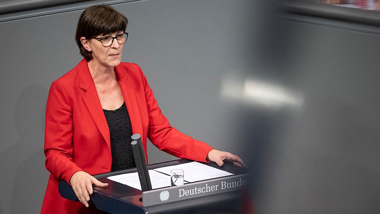 Saskia Esken bezeichnet, mit Verweis auf die Geschehnisse in Leipzig, das Vorgehen der Berliner Polizei als vorbildlich