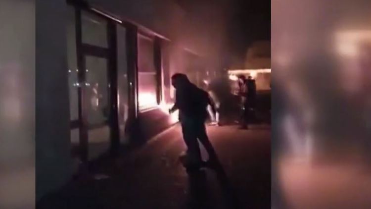 Das Video zeigt mehrere Täter dabei, wie sie Feuerwerkskörper in Klassenräume werfen.