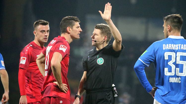 Mario Gomez kann sein Abseitspech kaum glauben. Im Spiel gegen Darmstadt 98 wird er bereits zum fünften Mal in drei Spielen zurückgepfiffen.