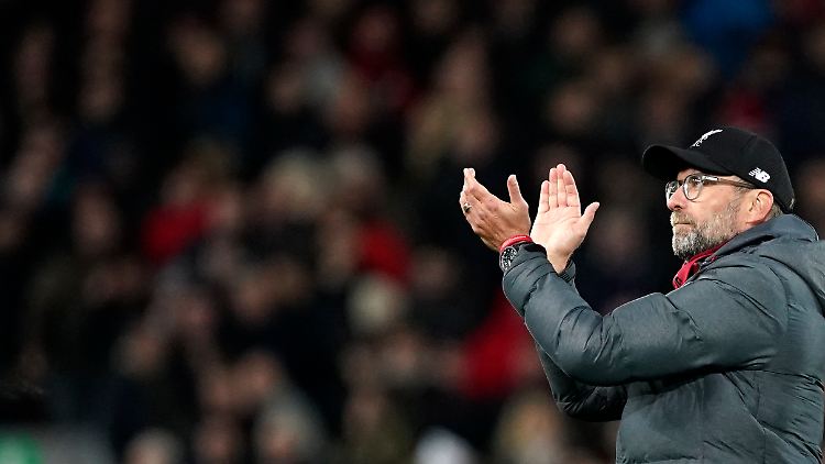 Applaus für sein Team: Unter Jürgen Klopp hat der FC Liverpool schon ein ganzes Jahr nicht mehr verloren.
