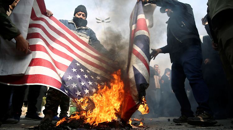 Bei einer Anti-USA-Demo in Teheran wird eine US-Fahne verbrannt.
