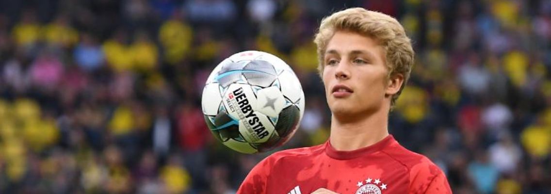 Bayerns Fiete Arp nimmt den Ball an. Foto: Marius Becker/dpa