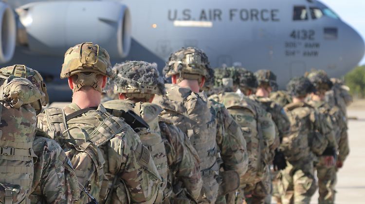 Soldaten vor Transportflugzeugen im Bundesstaat North Carolina. Die USA wollen ihre Truppen im Irak aufstocken.