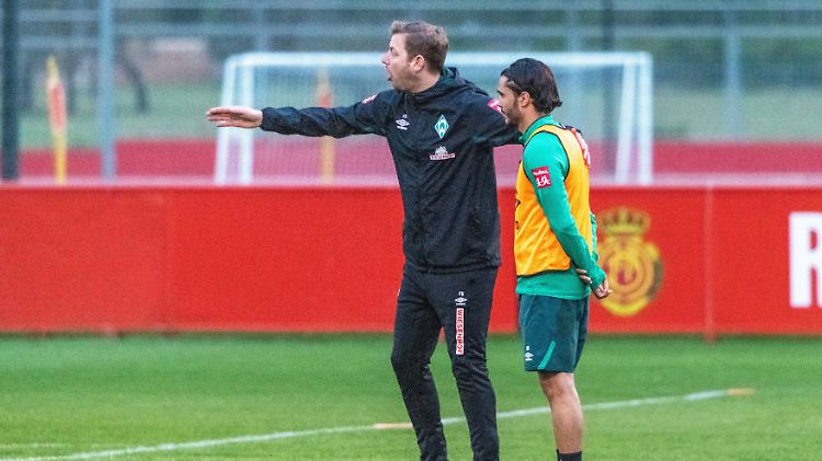 Sieht in der Pause eine Chance: Werder-Coach Florian Kohfeldt mit Leonardo Bittencourt.