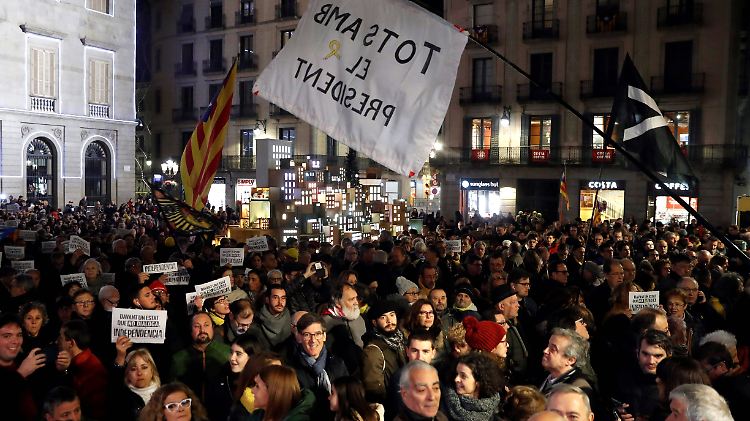 Rund 1000 Demonstranten versammelten sich vor dem Regierungssitz in Barcelona. "Alle mit dem Präsidenten" steht auf einem der Banner.