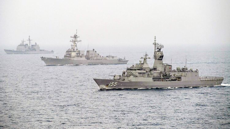 Mögliche Ziele? Zwei Schiffe der US-Navy (Hintergrund) zusammen mit einer Fregatte der australischen Marine im Persischen Golf.