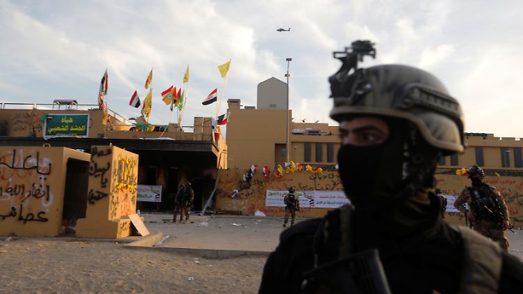 Die Sicherheitslage hat sich nochmal verschärft: Hier stehen am Neujahrstag irakische Sicherheitskräfte vor der US-Botschaft in Bagdad.