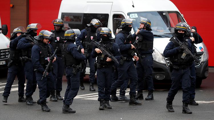 Schwer bewaffnete französische Sicherheitskräfte waren gestern in Villejuif bei Paris im Einsatz.