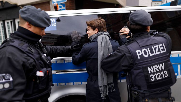 In dem Lied sang ein Dortmunder Kinderchor: "Meine Oma fährt mit 'm SUV beim Arzt vor, beim Arzt vor, beim Arzt vor. Überfährt dabei zwei Opis mit Rollator."
