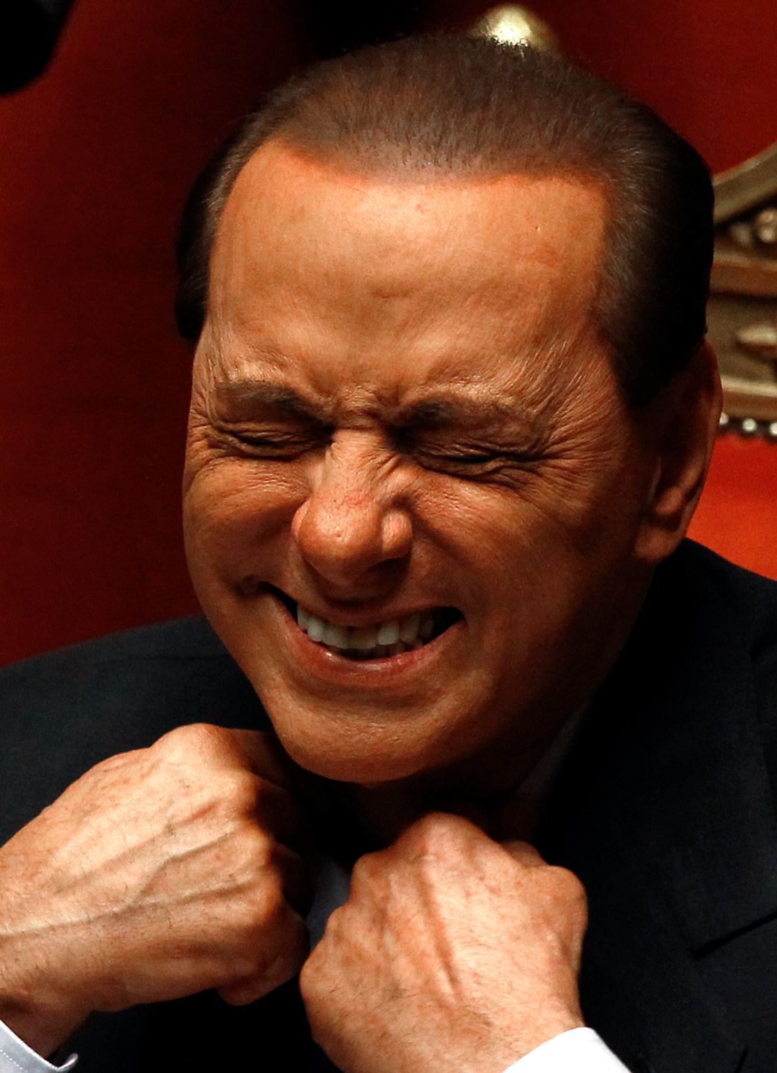 Silvio Berlusconi ist ein Phänomen. Er übersteht Krisen nicht, er lässt sie an sich abperlen. 