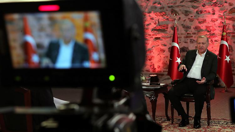 "Unsere Soldaten sind jetzt dabei, schrittweise dorthin zu gehen", sagte der türkische Staatschef Erdogan dem Fernsehsender CNN Turk.