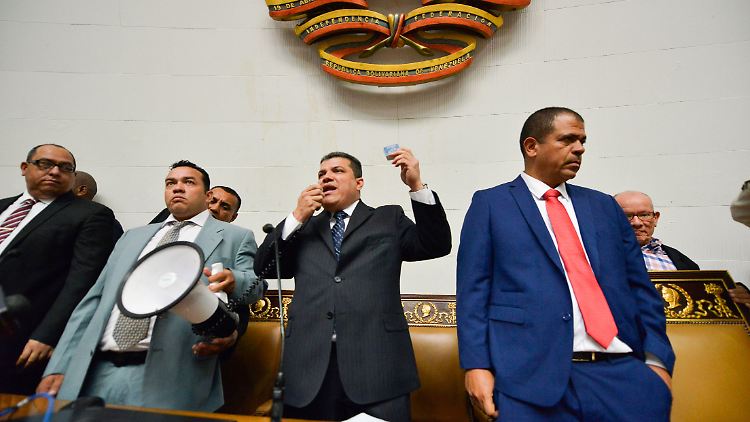 Luis Parra (2.v.r.) sitzt nun dem venezolanischen Parlament vor.