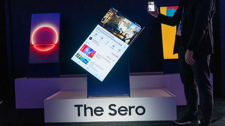 Der Samsung Sero kann ins Hochformat gedreht werden, um Inhalte exakt wie auf einem so gehaltenen Smartphone darzustellen.