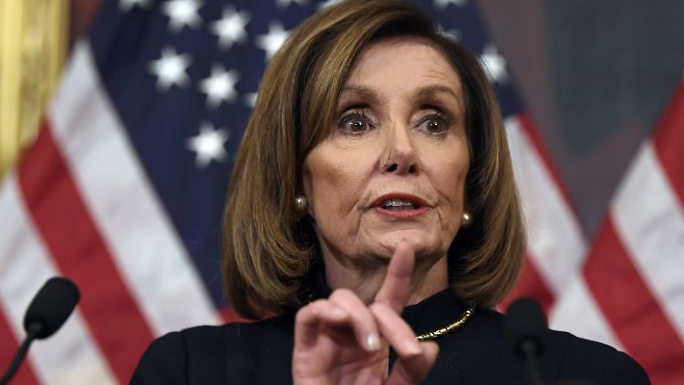 Demokratin Nancy Pelosi möchte Trumps militärische Macht einschränken.