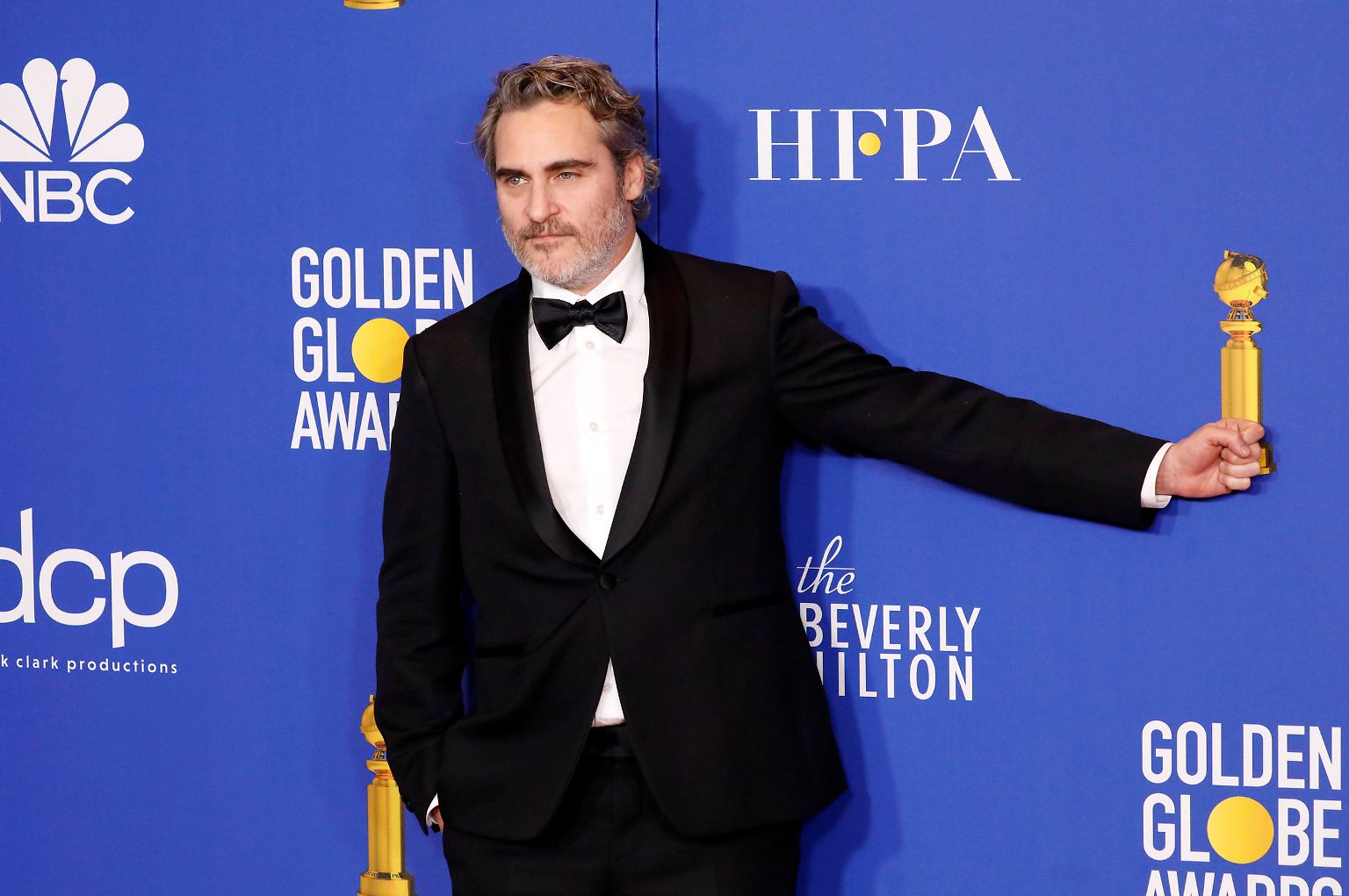 In Los Angeles wurden zum 77. Mal die Golden Globes verliehen, und während die meisten Männer - wie hier Joaquin Phoenix mit dem Preis als bester Hauptdarsteller für seine Rolle in "Joker" - im Smoking kamen, schmissen sich die Damen ... 