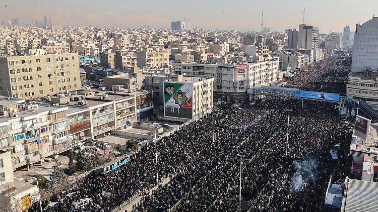 Trauerzug für Soleimani. Er hatte den Kampf der iranischen Verbündeten gegen den IS koordiniert - das rechnen ihm viele hoch an.