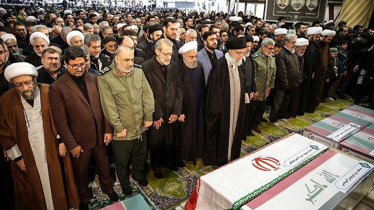 Ajatollah Ali Khamenei (M), oberster Revolutionsführer des Iran, leitet ein Gebet während des öffentlichen "Leichengebets".