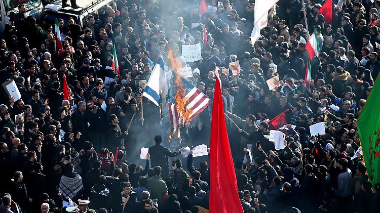 Teilnehmer des Trauerzugs verbrennen Flaggen. Die Rufe "Tod Amerika" und "Tod Israel" erschallten.