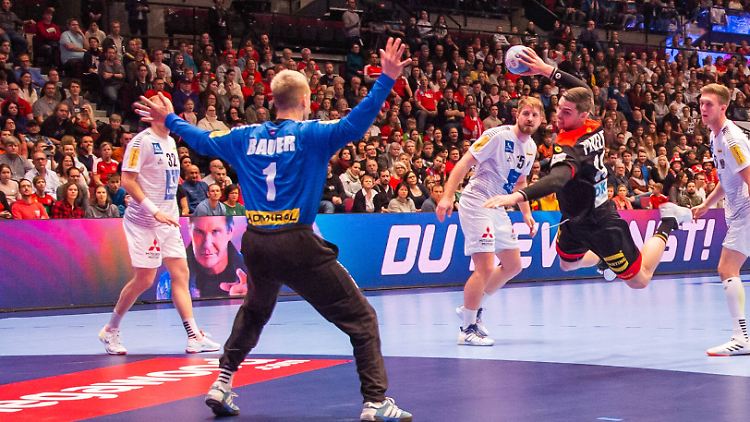 Österreichs Torwart Thomas Bauer verhagelte dem DHB-Team in der ersten Hälfte unnötig viele Angriffe.