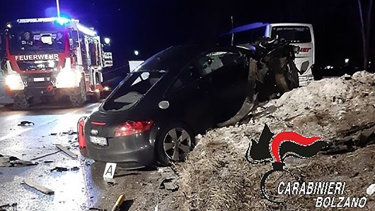Das von der Polizei in Bozen herausgegebene Foto zeigt den Unfallwagen, der auf eine Mauer aufgefahren ist.