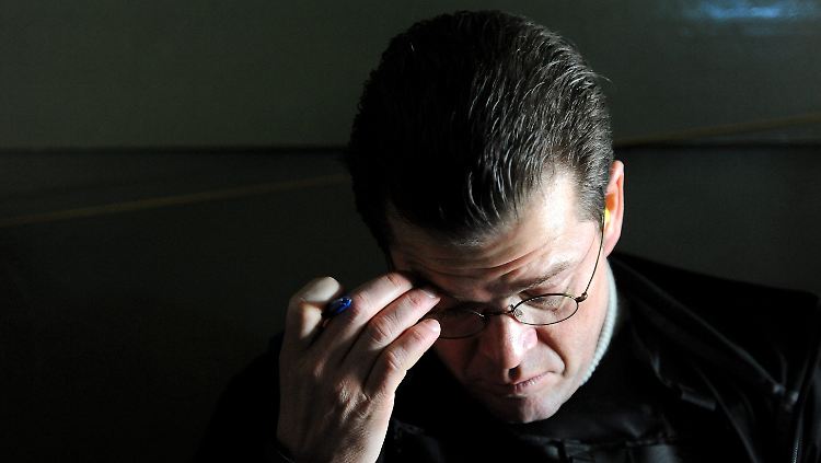 Guttenberg rechtfertigt erneut seine Reise, ...
