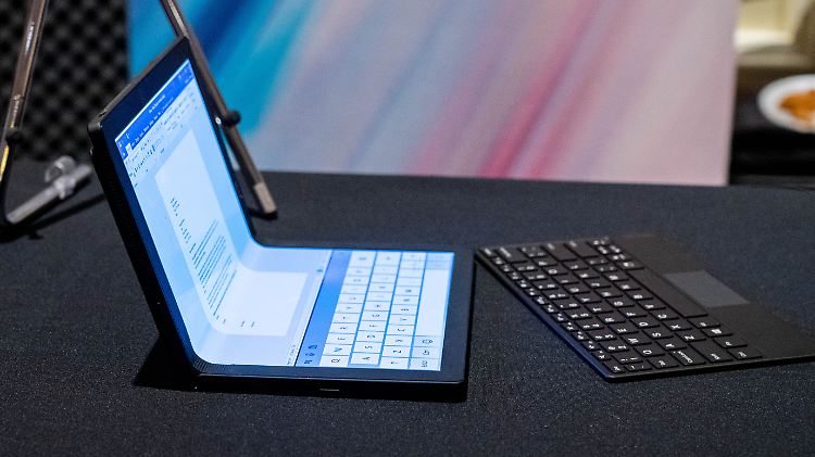 Das Lenovo Thinkpad X1 Fold mit virtueller und Bluetooth-Tastatur.