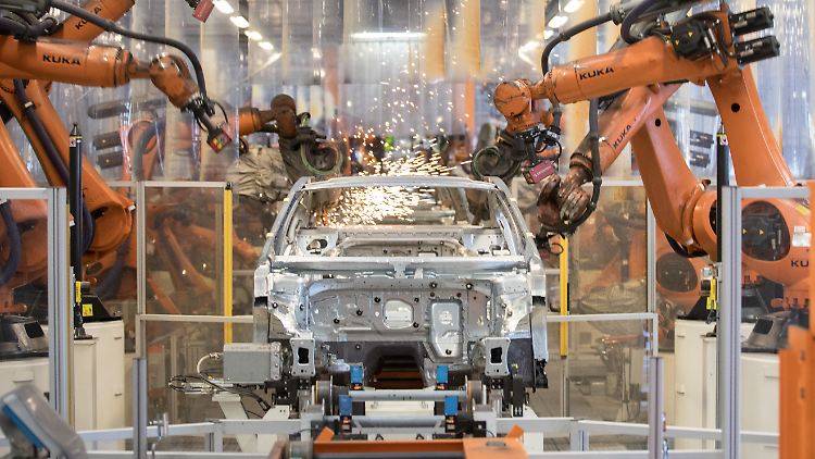 Im VW-Werk in Emden mussten wegen des Lieferstopps 7500 Beschäftigte in Kurzarbeit gehen.