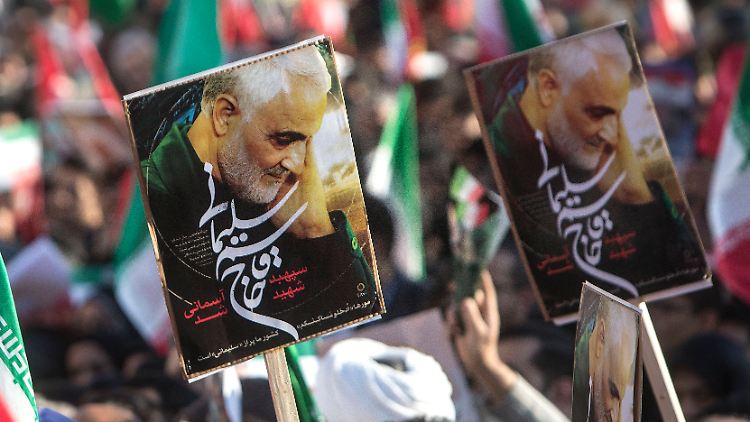 Eine dreitägige Staatstrauer verordnete Teheran im ganzen Land. Nun wird Soleimani beigesetzt.